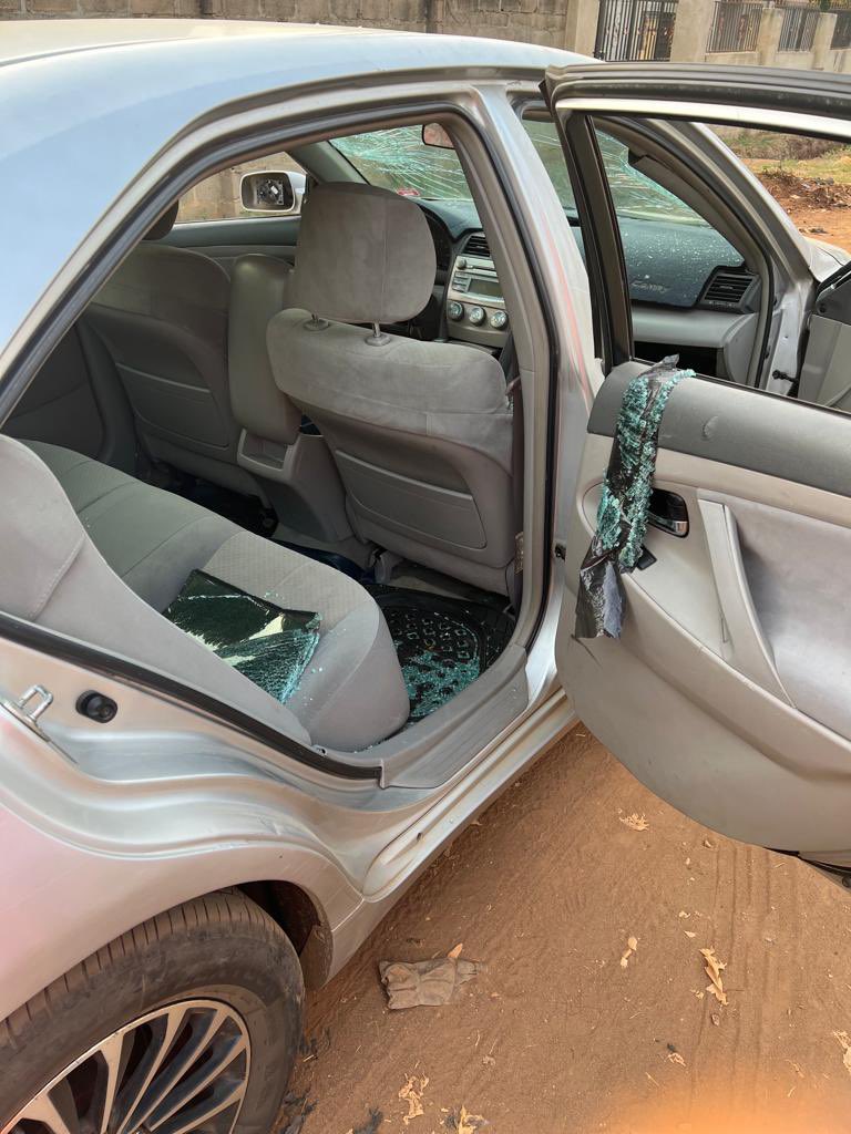 adroittours's tweet photo. What Gov. Fayemi’s convoy did to my brother on his way from Abuja to Lagos yesterday around Akure junction. @segalink @Gidi_Traffic @instablog9ja @Gistloversblog1 @GistReel @channelstv @ARISEtv https://t.co/xhVKbZgxij
