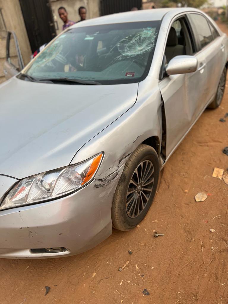 adroittours's tweet photo. What Gov. Fayemi’s convoy did to my brother on his way from Abuja to Lagos yesterday around Akure junction. @segalink @Gidi_Traffic @instablog9ja @Gistloversblog1 @GistReel @channelstv @ARISEtv https://t.co/xhVKbZgxij