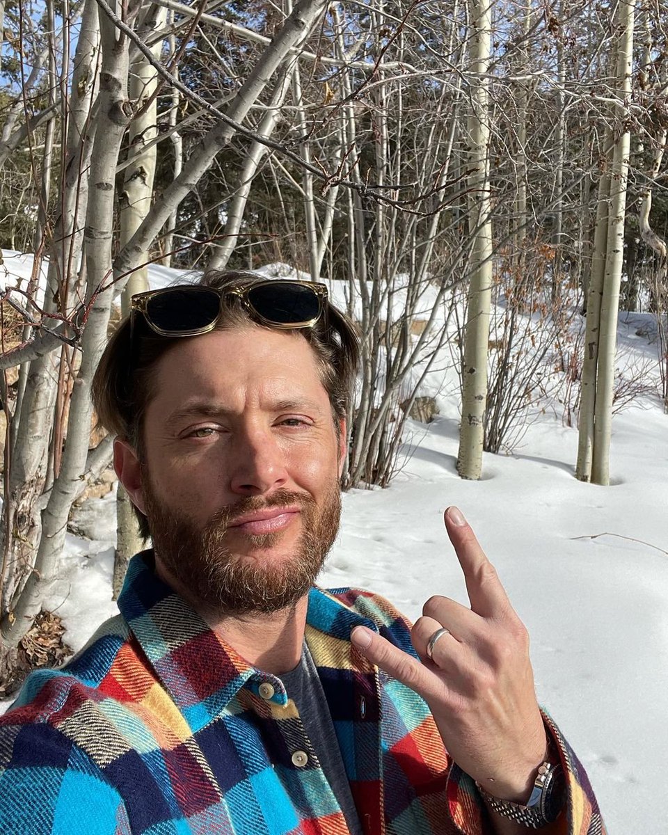 Rose_ackles_'s tweet photo. Look at him 🤟🏻Mountain Man Jensen Ackles enjoying his holidays with family 😍 https://t.co/KMZwG9Cvs5