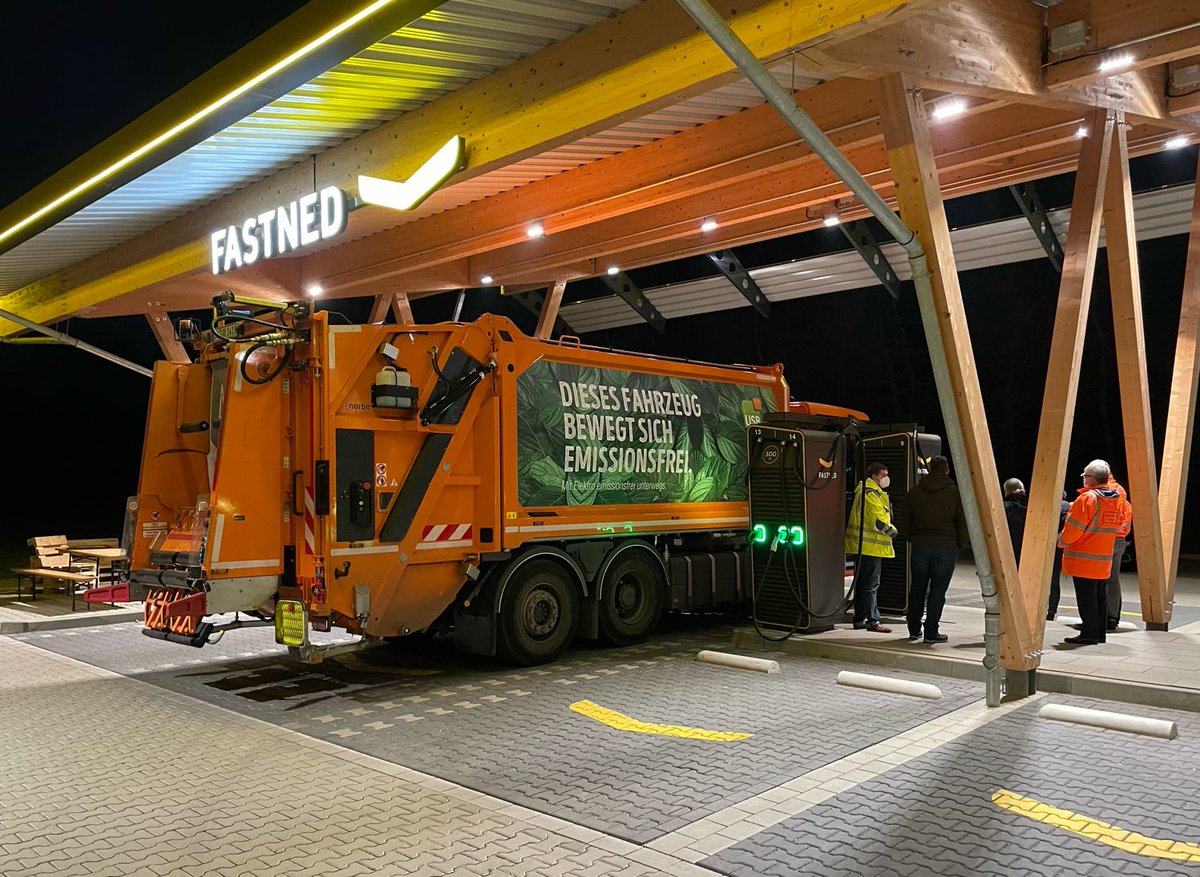 electricfelix's tweet photo. Oh, yeah! @RolandSchueren has been busy again today. Talking with the crew testing the @Geesinknorba / #Emoss 700V capable e-truck, 200kWh capacity
Charging up at @Fastned Hilden (DE)!
#alwaysbecharging
One for @AukeHoekstra
⚡️⚡️⚡️
Thanks, Roland, for these beautiful photos! https://t.co/BqhL5mGnYH