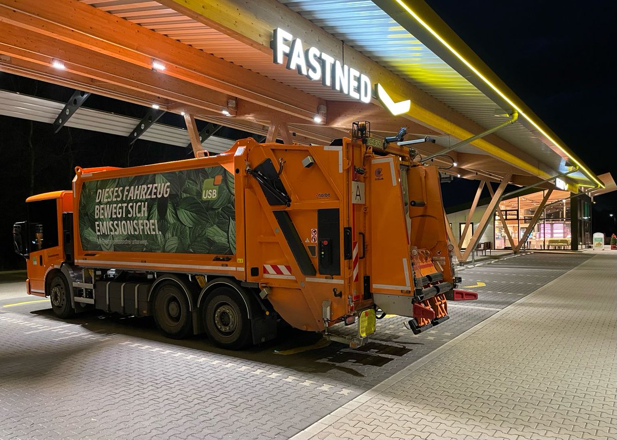electricfelix's tweet photo. Oh, yeah! @RolandSchueren has been busy again today. Talking with the crew testing the @Geesinknorba / #Emoss 700V capable e-truck, 200kWh capacity
Charging up at @Fastned Hilden (DE)!
#alwaysbecharging
One for @AukeHoekstra
⚡️⚡️⚡️
Thanks, Roland, for these beautiful photos! https://t.co/BqhL5mGnYH