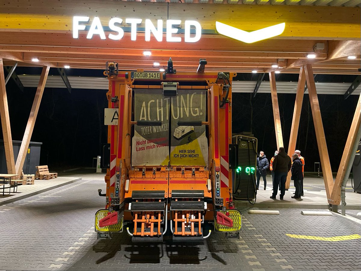 electricfelix's tweet photo. Oh, yeah! @RolandSchueren has been busy again today. Talking with the crew testing the @Geesinknorba / #Emoss 700V capable e-truck, 200kWh capacity
Charging up at @Fastned Hilden (DE)!
#alwaysbecharging
One for @AukeHoekstra
⚡️⚡️⚡️
Thanks, Roland, for these beautiful photos! https://t.co/BqhL5mGnYH