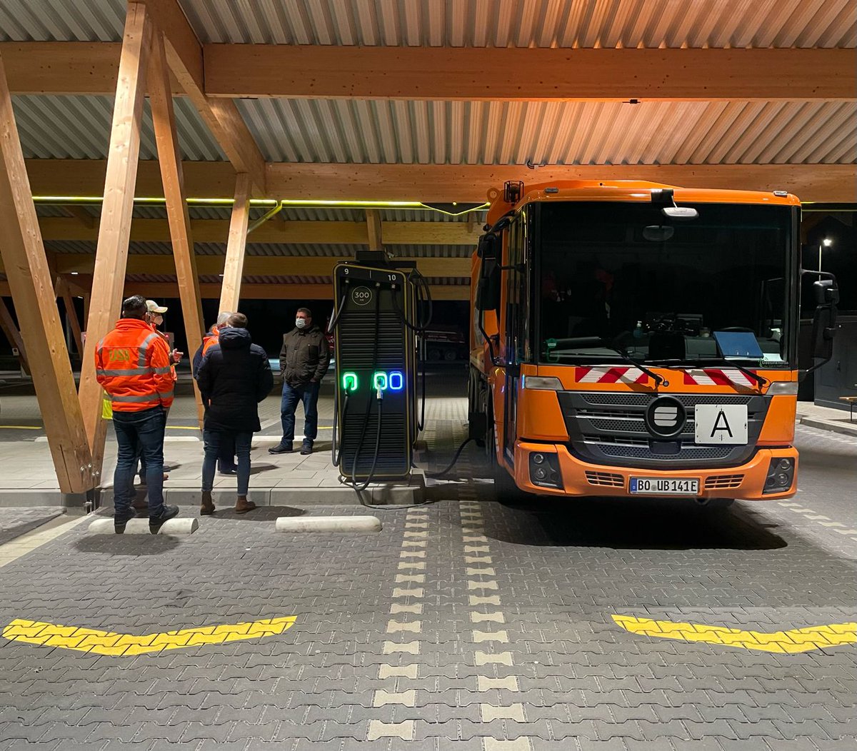 electricfelix's tweet photo. Oh, yeah! @RolandSchueren has been busy again today. Talking with the crew testing the @Geesinknorba / #Emoss 700V capable e-truck, 200kWh capacity
Charging up at @Fastned Hilden (DE)!
#alwaysbecharging
One for @AukeHoekstra
⚡️⚡️⚡️
Thanks, Roland, for these beautiful photos! https://t.co/BqhL5mGnYH