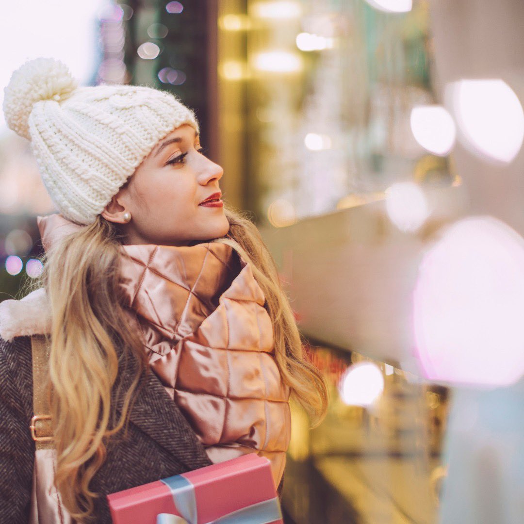 The Oak Street District continues to draw in millions of visitors each year with walkways that act as red carpets to posh storefronts and inspired interiors ❤️ oakstreetchicago.com