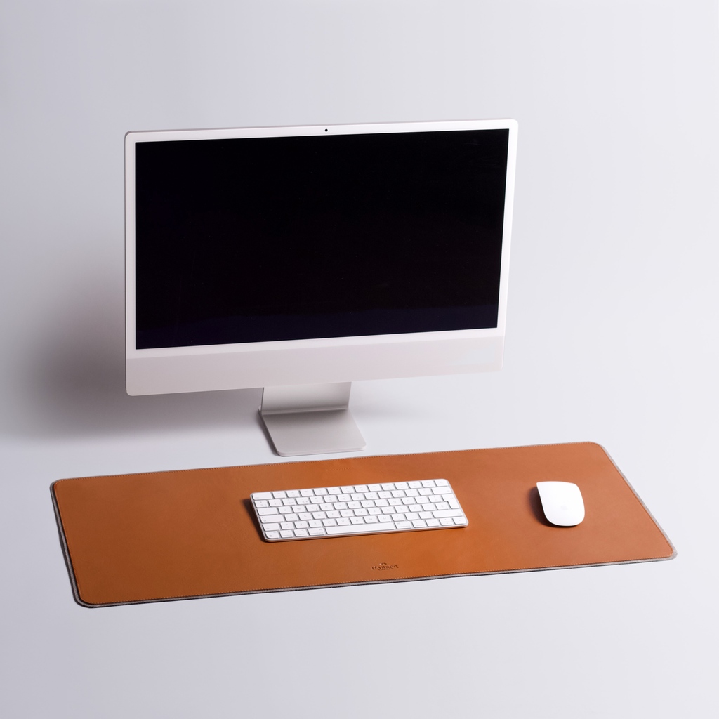 harberlondon's tweet photo. Leather Desk Mat | These are the most durable and luxurious parts of the leather and will age gracefully, oh! and they’re also very soft to the touch. https://t.co/iTSBvQQCXb
#Harberlondon
#apple #workfromhome #developerslife #setupmotivation #setupstoday #deskmat #homeoffice https://t.co/SIPVhQTuQr
