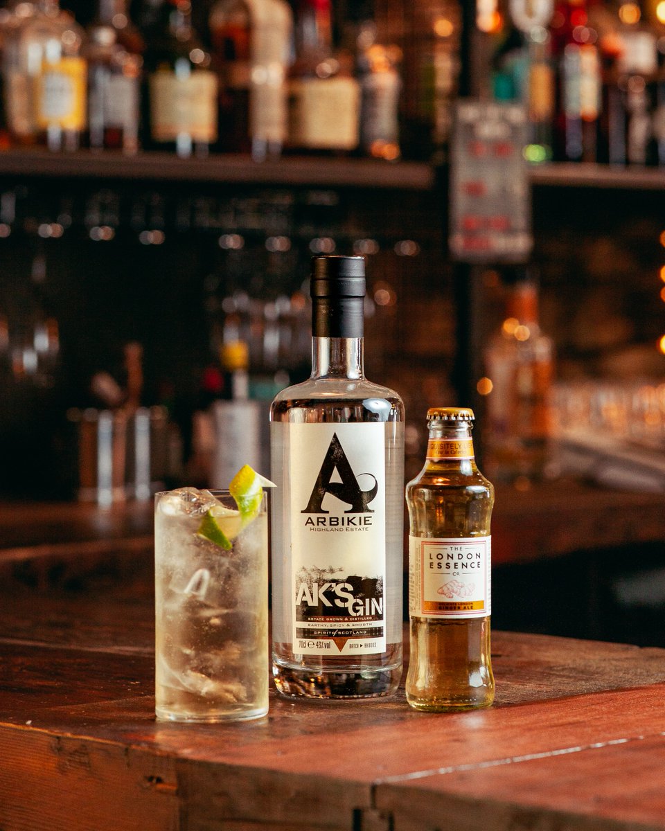 Arbikie's tweet photo. Arbikie #12cocktailsofchristmas 🎄
On the 12th day of Christmas, Arbikie made for me… a 'BEE MERRY' by Arbikie Stevie at The Gate Glasgow 🍯
50ml #AKsGin
2 Dashes of #ChocolateBitters
Top up with @londonessenceco #GingerAle
Garnish: Lime Twist
#cocktailrecipe #arbikie #gin https://t.co/Tzm1fXN6h1