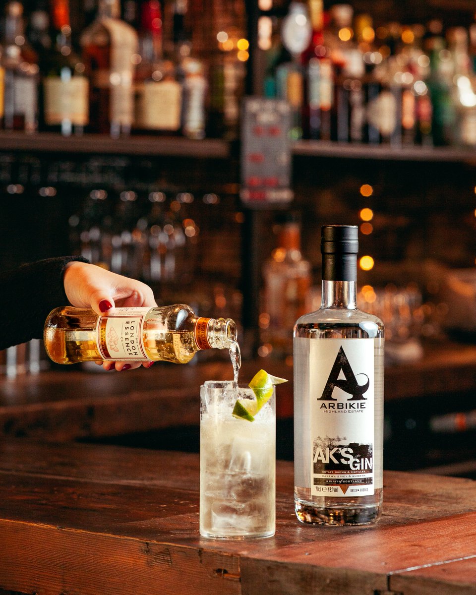 Arbikie's tweet photo. Arbikie #12cocktailsofchristmas 🎄
On the 12th day of Christmas, Arbikie made for me… a 'BEE MERRY' by Arbikie Stevie at The Gate Glasgow 🍯
50ml #AKsGin
2 Dashes of #ChocolateBitters
Top up with @londonessenceco #GingerAle
Garnish: Lime Twist
#cocktailrecipe #arbikie #gin https://t.co/Tzm1fXN6h1