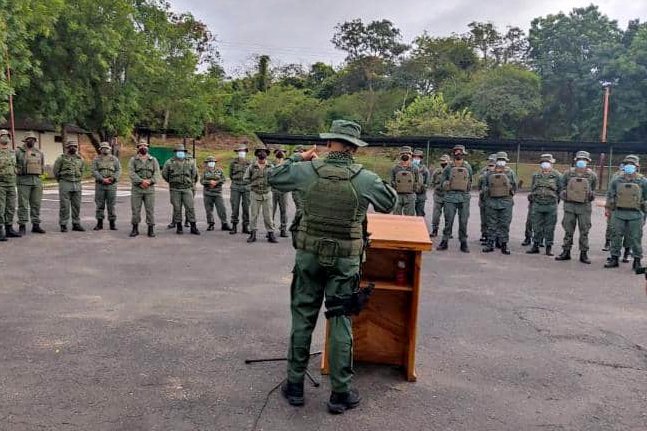 #Entérate || Como parte del cronograma de visitas a realizar en el estado Bolívar, el VA Wessolossky Padilla, COMIMB; acompañó al VA González José, DINALO; durante recorrido por las instalaciones del COFIM51 llevando un mensaje de unión y paz en esta época decembrina.