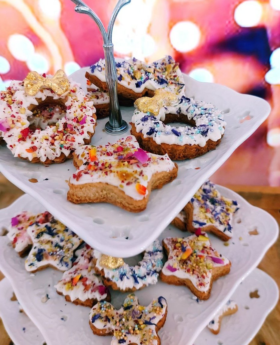 ArtDomna's tweet photo. Season's Greetings 🎄 Preparing for #Christmasday with festive traditional biscuits 🍪 Grab your glasses of warm milk 🥛 #ChristmasAtHome #RecipeOfTheDay #FestiveGetTogether https://t.co/hQ0QGWbhyC