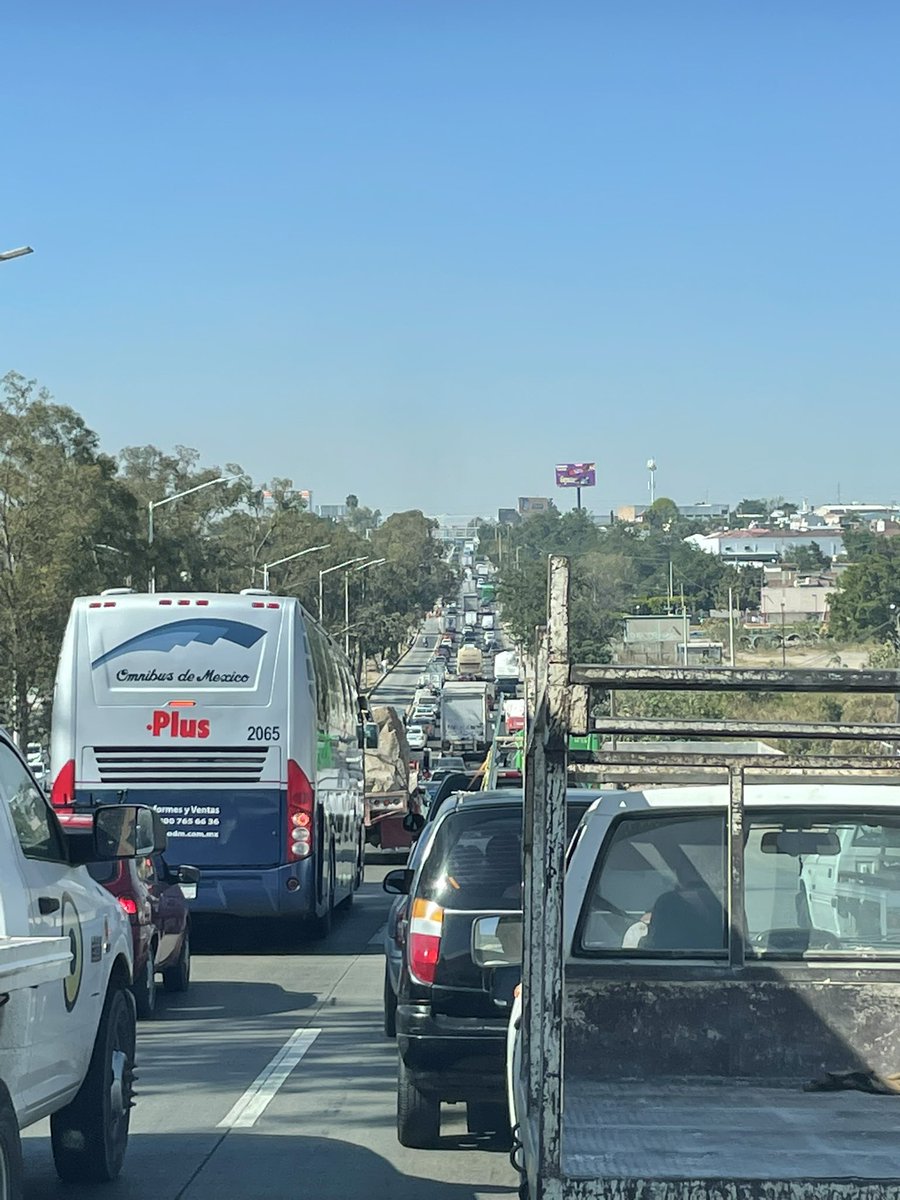 arthurpz's tweet photo. @GobiernoMxJal A quien hay que felicitar por el estacionamiento lineal llamado periférico ? https://t.co/XzmqG4LEu3