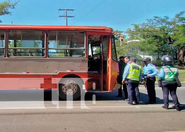 canaltn8's tweet photo. #AHORA #Nicaragua | Agente de tránsito muere atropellado por bus de transporte colectivo en la carretera By Pass en León. https://t.co/5eL73DazoK