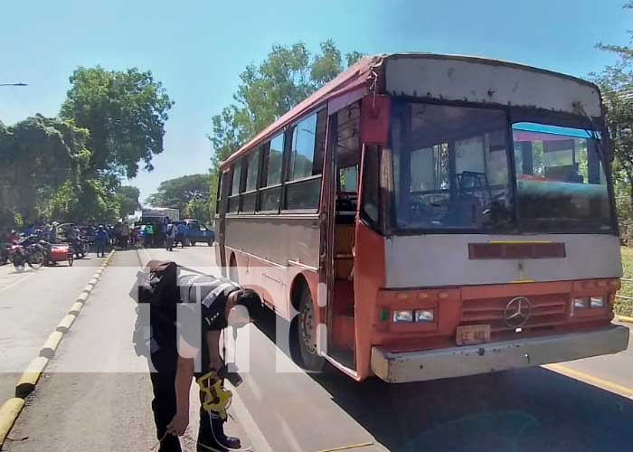 canaltn8's tweet photo. #AHORA #Nicaragua | Agente de tránsito muere atropellado por bus de transporte colectivo en la carretera By Pass en León. https://t.co/5eL73DazoK