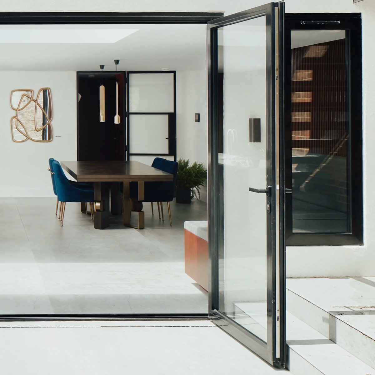 ScenarioArch's tweet image. Creating a seamless flow from inside to outside…

In this Kensington home, the patio, deck and staircase that joins them are all unified through the use of a single stone.

🏠 : Play to the Gallery⠀
📍 : Kensington
🔗 : scenarioarchitecture.com/project/play-t… 

#houseextension #modernextension