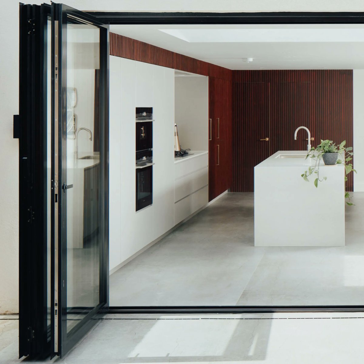 ScenarioArch's tweet image. Creating a seamless flow from inside to outside…

In this Kensington home, the patio, deck and staircase that joins them are all unified through the use of a single stone.

🏠 : Play to the Gallery⠀
📍 : Kensington
🔗 : scenarioarchitecture.com/project/play-t… 

#houseextension #modernextension