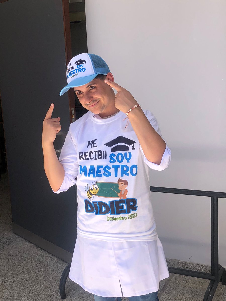 didiercabrera's tweet photo. Que tal todos?? Me presento! Soy el MAESTRO DIDIER CABRERA! 

4 AÑOS de esfuerzo, perseverancia, alegrías, tristezas y muchas cosas más. Gracias a la vida por esto, a mi familia, amigos y sobre todo a mis ángeles a mis docentes y compañeros! 

Me recibí! SOY MAESTRO! 🐝❤ https://t.co/3KmlfYa2QG