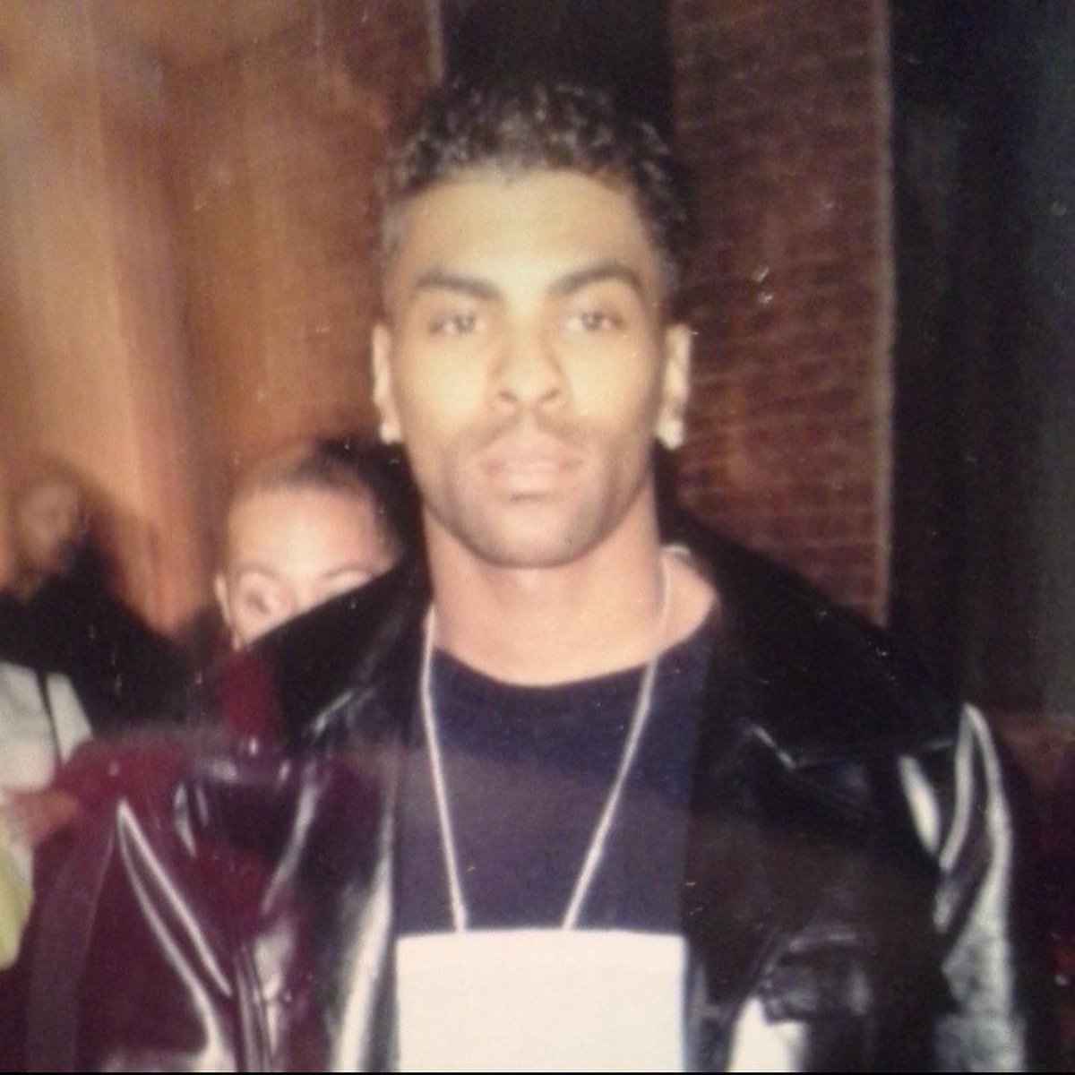 bestofginuwine's tweet photo. Ginuwine at his release party for 100% Ginuwine at the River West in Chicago (1999) https://t.co/h89875dANF