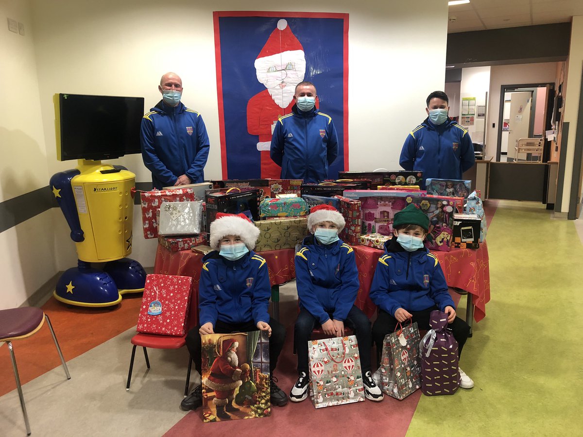 Massive thank you for all your kind donations. The nurses at the children’s ward couldn’t be any more thankful, they said that these gifts will make it a very special day for the children.
Very proud to coach these boys
Thank you to everyone of you 💙❤️🎅 🎁 Rothes Juniors 2011