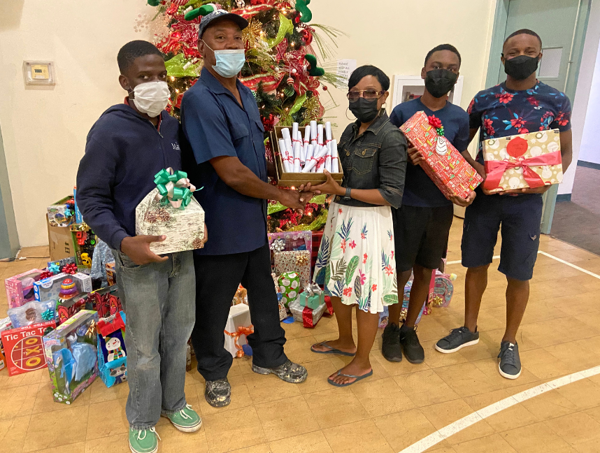 npcconline's tweet photo. Today, we had the opportunity to donate 200 gifts and gift cards. One of our elders, Yvette Ferguson, handed the donations to Deacon Dames from Great Commission Ministries.

Because of you, a number of children and adults will have smiles this Christmas! https://t.co/UWUv4BxMze
