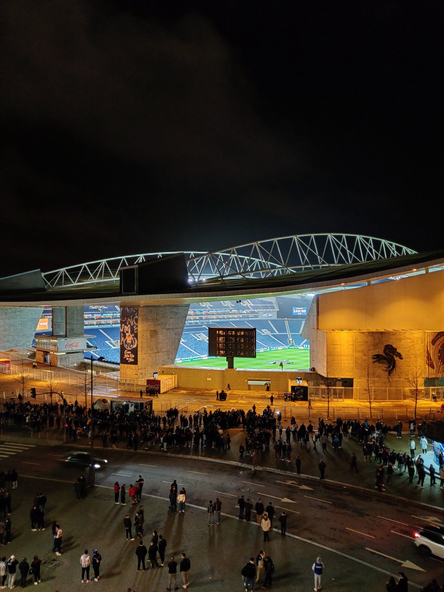 somosportocrl's tweet photo. Que seja uma noite à Futebol Clube do Porto. Para cima deles 🐉💙 https://t.co/1iXISYHB11