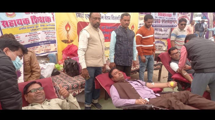 #पुरानीपेंशन
माननीय कका आप सहायक शिक्षक की वेतन विसंगति दूर करे
आप को आर्थिक सहायता की आवस्यकता है तो हमसब 3832 करोड़ रुपये दे रहे 
1 लाख 9 हजार सहायक शिक्षक की समस्या हल करे।
49816 करोड़ रुपये हमसब आप को देंगे 20 हजार करोड़ केन्द्र से भी ज्यादा
<a href="/bhupeshbaghel/">Bhupesh Baghel</a> 
<a href="/ChhattisgarhCMO/">CMO Chhattisgarh</a>