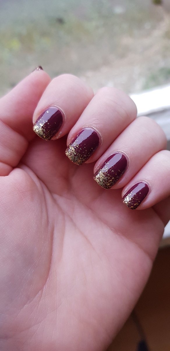 Razzicle's tweet photo. If you can't decide between glossy or matte, just do both 😍 Gold Flakie Taco over I'm Over Brew 💅 @holotaco @nailogical https://t.co/YhEfEyRiiy