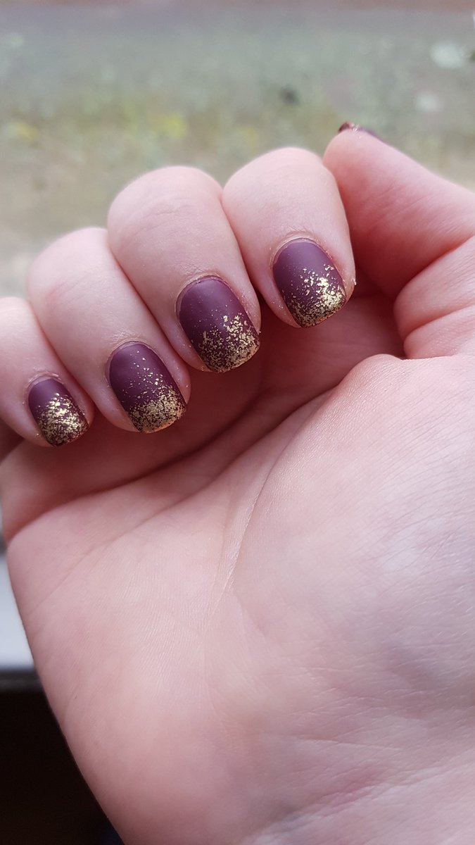 Razzicle's tweet photo. If you can't decide between glossy or matte, just do both 😍 Gold Flakie Taco over I'm Over Brew 💅 @holotaco @nailogical https://t.co/YhEfEyRiiy