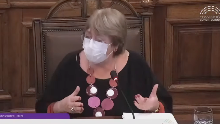 thecliniccl's tweet photo. 🔴  Michelle Bachelet: "Comuniquen mejor. Es clave que la gente sepa que la Convención está funcionando, que están trabajando".

▪️Señal en vivo: https://t.co/VtK41QzUBM https://t.co/4MgAkD1aIW