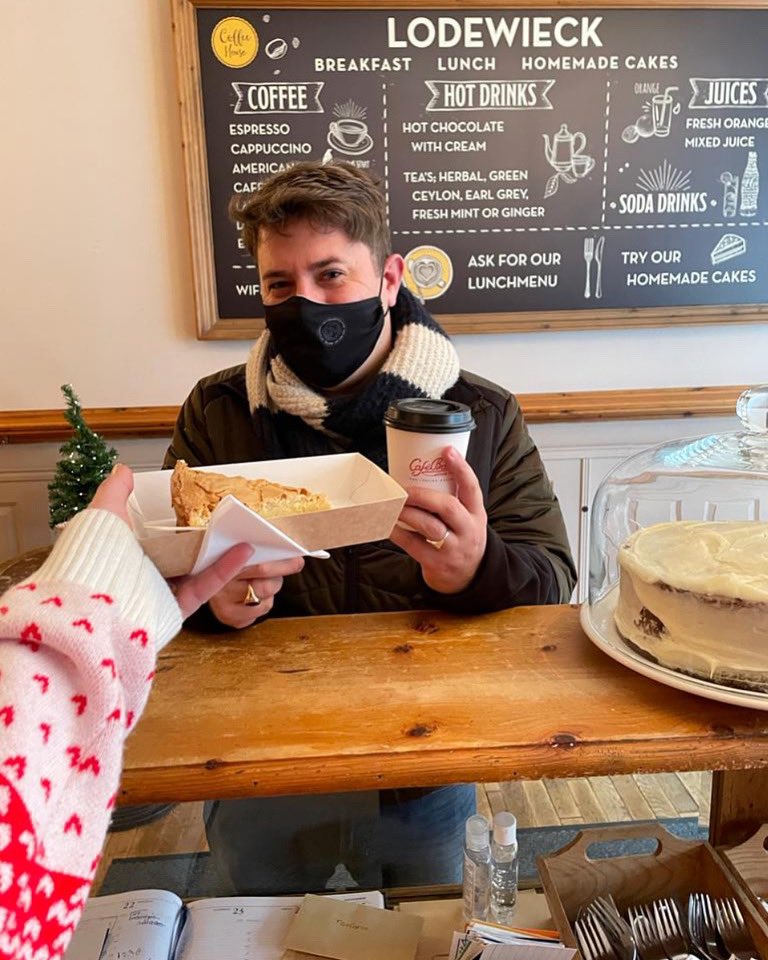 MKB_DenHaag's tweet photo. Gespot 😎. Bestuurslid @BartTheBart bij Lodewieck op de Denneweg. Koffie, taart, lunches en het ultieme buurt- en #kerstgevoel. Even weg van de #thuiswerkplek! #laatsteloodjes #supportyourlocal #kooplokaal #bestellokaal

#MKBDenHaag #ondernemen #inlockdown https://t.co/nTit4PZk8O