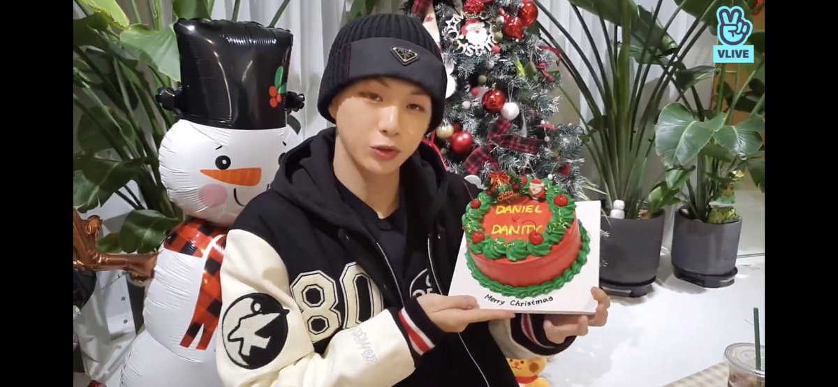 ADanity_Dream's tweet photo. #해쉬_브라운_아니고_해시태그
𝕄𝕖𝕣𝕣𝕪 ℂ𝕙𝕣𝕚𝕤𝕥𝕞𝕒𝕤 ⛄️🛷
ℍ𝕒𝕡𝕡𝕪 ℕ𝕖𝕨 𝕐𝕖𝕒𝕣 🛷🎄
@konnect_danielk 

우리 강가수, 강배우, 강MC, 올 한 해 정말 고생 많았어요.
내년에도 행복하고 건강하게 함께 갑시다!!
너무너무사랑해요.🐱💙♥️💛 https://t.co/mVuWJr60E5