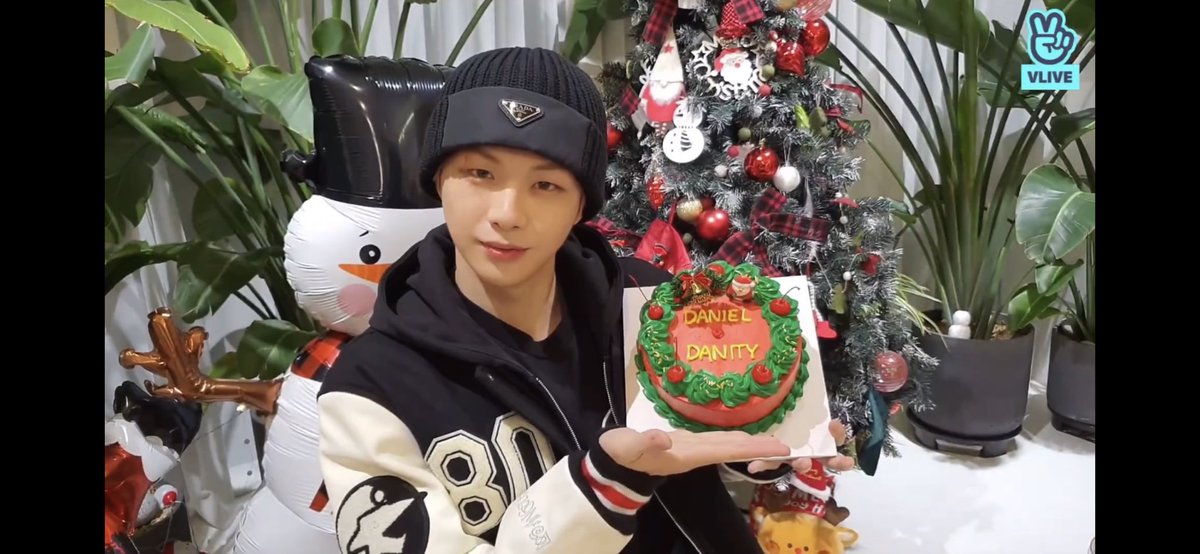 ADanity_Dream's tweet photo. #해쉬_브라운_아니고_해시태그
𝕄𝕖𝕣𝕣𝕪 ℂ𝕙𝕣𝕚𝕤𝕥𝕞𝕒𝕤 ⛄️🛷
ℍ𝕒𝕡𝕡𝕪 ℕ𝕖𝕨 𝕐𝕖𝕒𝕣 🛷🎄
@konnect_danielk 

우리 강가수, 강배우, 강MC, 올 한 해 정말 고생 많았어요.
내년에도 행복하고 건강하게 함께 갑시다!!
너무너무사랑해요.🐱💙♥️💛 https://t.co/mVuWJr60E5