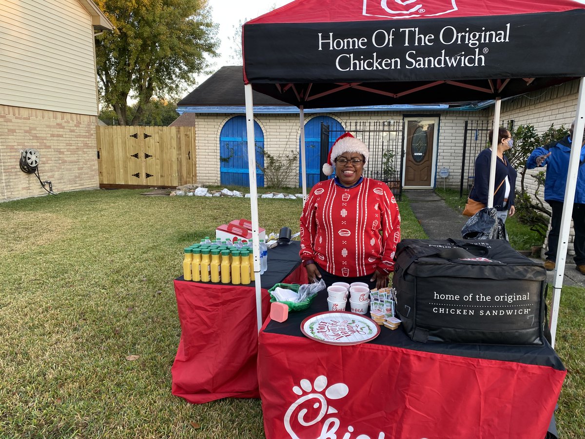 FOX26Houston's tweet photo. It’s DAY 11 of the #12DaysofChristmas on FOX 26! Watch LIVE as our partners help bless another deserving family🙏
#Christmas2021 @BakerRipley @Walmart @ExcluFurniture #chickfla https://t.co/fhNJyZfmx7