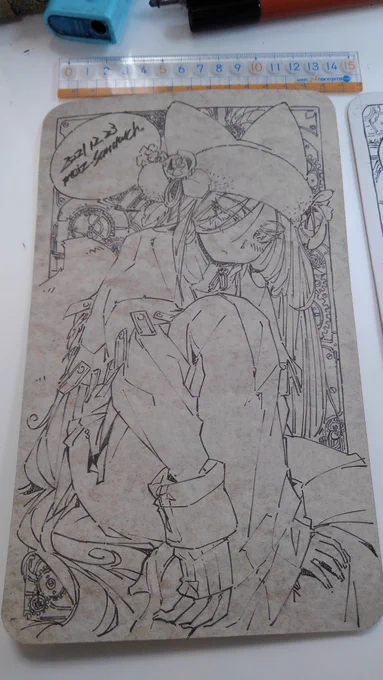 2枚とも背景を描いてみました。やたらと大きいタロットカードみたいだ。こういう紙を自分で作れば作れますが、たまたま見つけた紙に描くのが面白いのです。 