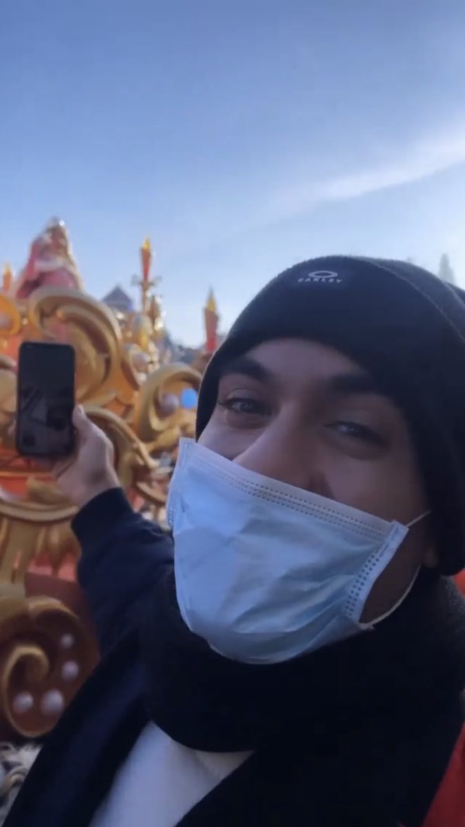 adorototale's tweet photo. Per me sono gli occhi emozionati di Pier, mentre è Disneyland con la donna della sua vita e in videochiamata con suo figlio. Sta tutto qui 🤏🏻🥲♥️ #prelemi https://t.co/FsPSNahjwg