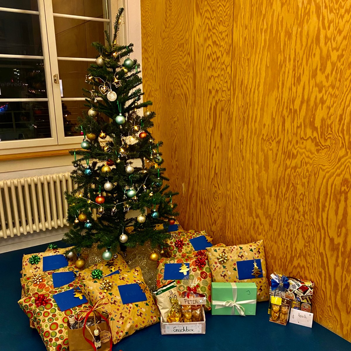 Wishing you all Happy Holidays 💙 SPOUD #christmastime #christmastree #festive