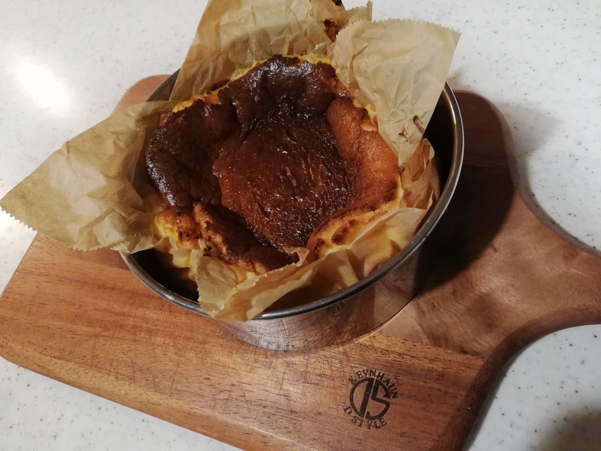 yoshi92140657's tweet photo. バスクチーズケーキが焼けました🤤　焼き立てもいいんだが．．やっぱり一晩寝かせよう😁 https://t.co/s1fVdOyFrc