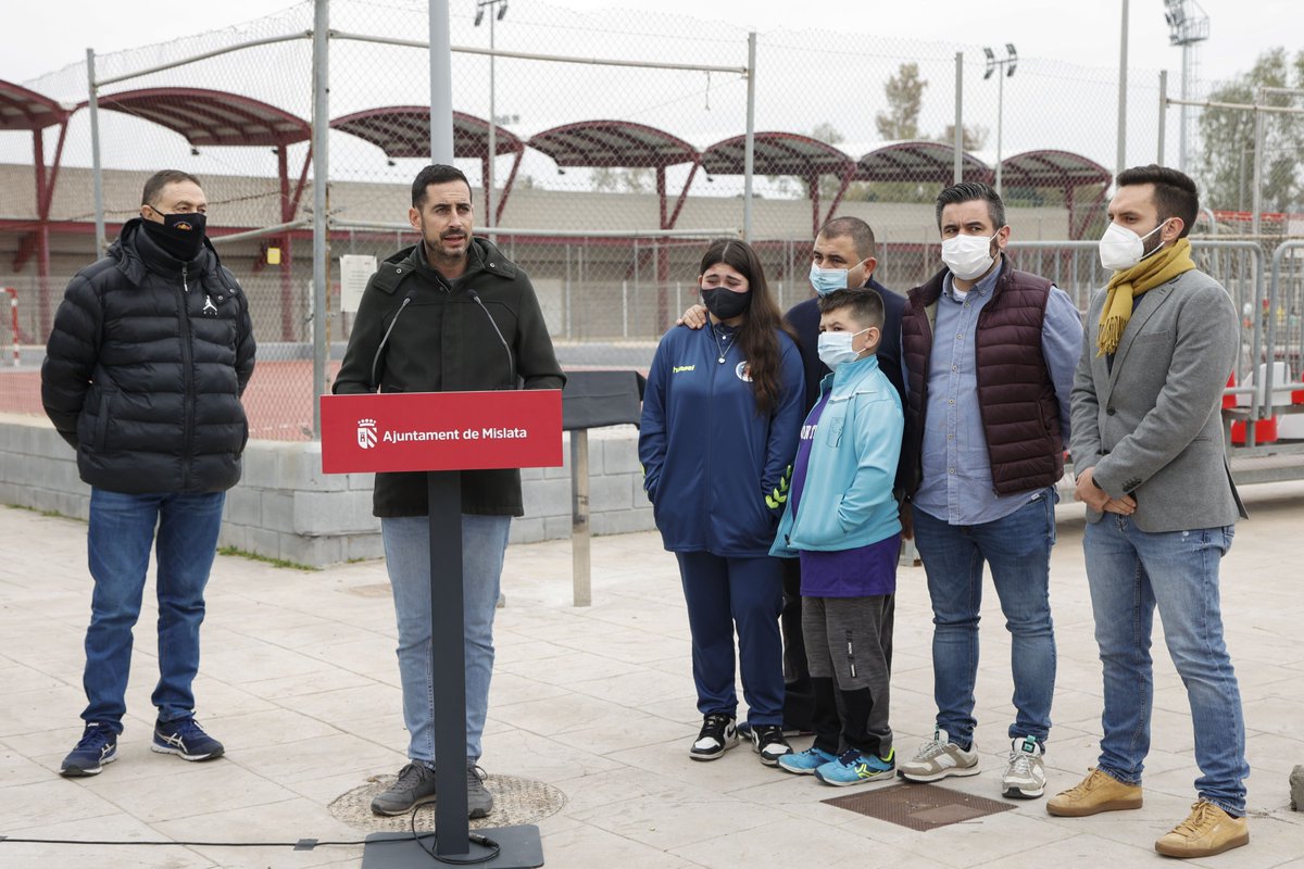 AjMislata's tweet photo. 📣Raquel Ponce, histórica del balonmano femenino de #Mislata, da nombre a una de las pistas deportivas de la Canaleta

🤾Se le ha rendido homenaje por su transmisión de valores a la infancia y su trabajo por el fomento del balonmano femenino

Noticia: https://t.co/tBuUFc3KYW

👇 https://t.co/g3bZKiLuDh