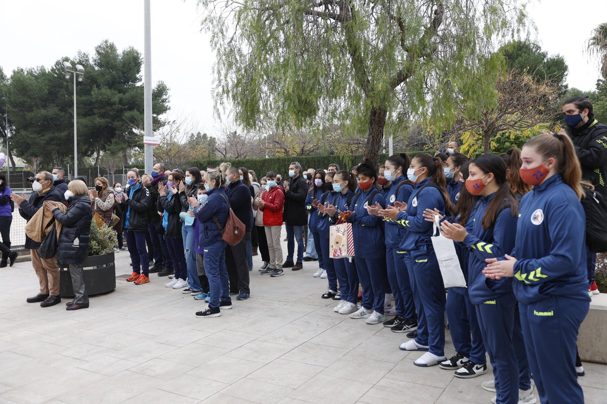AjMislata's tweet photo. 📣Raquel Ponce, histórica del balonmano femenino de #Mislata, da nombre a una de las pistas deportivas de la Canaleta

🤾Se le ha rendido homenaje por su transmisión de valores a la infancia y su trabajo por el fomento del balonmano femenino

Noticia: https://t.co/tBuUFc3KYW

👇 https://t.co/g3bZKiLuDh