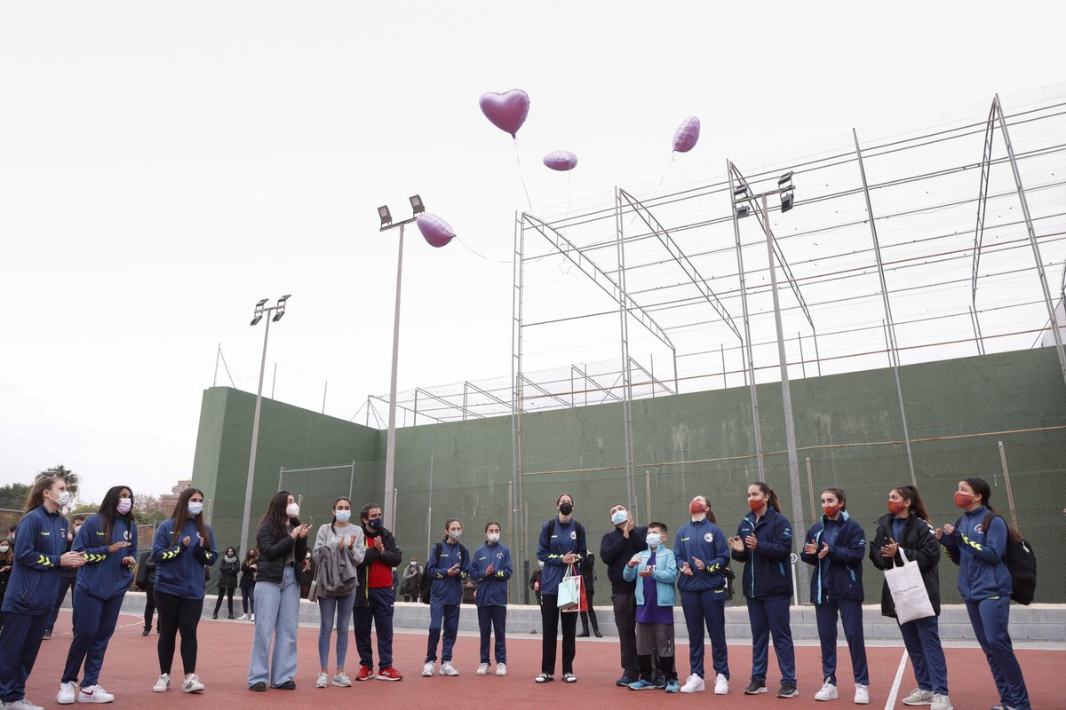 AjMislata's tweet photo. 📣Raquel Ponce, histórica del balonmano femenino de #Mislata, da nombre a una de las pistas deportivas de la Canaleta

🤾Se le ha rendido homenaje por su transmisión de valores a la infancia y su trabajo por el fomento del balonmano femenino

Noticia: https://t.co/tBuUFc3KYW

👇 https://t.co/g3bZKiLuDh