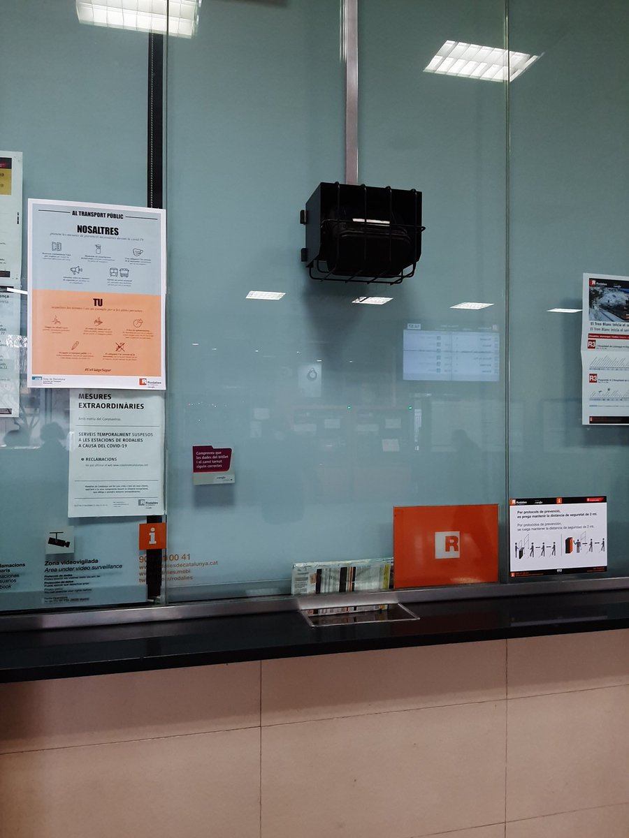CampsMagda's tweet photo. A les 14.59h a l'estació de la Renfe de l'Hospitalet no hi ha ningú per atendre i poder comprar un bitllet amb el títol de família nombrosa.  I no és la primera vegada que passa. @Renfe. Una vergonya. https://t.co/uuToMAl8kC