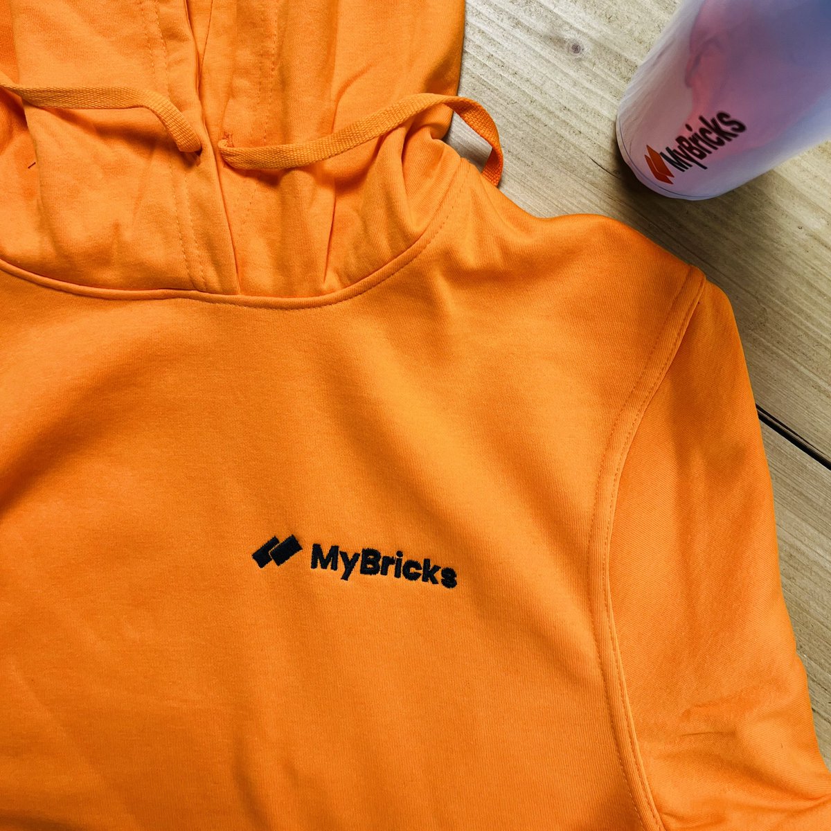CallowsTweets's tweet photo. Sorting some bits out at the office and found a box of @MyBricksFinance  hoodies. Feeling festive so RT this if you’re a $BRICKS holder and follow (or I can’t DM you) as going to give a few away.

Not holding $BRICKS 🤔? The guys in the team made it easy: https://t.co/xXawega344 https://t.co/ZYmVlKtWWg