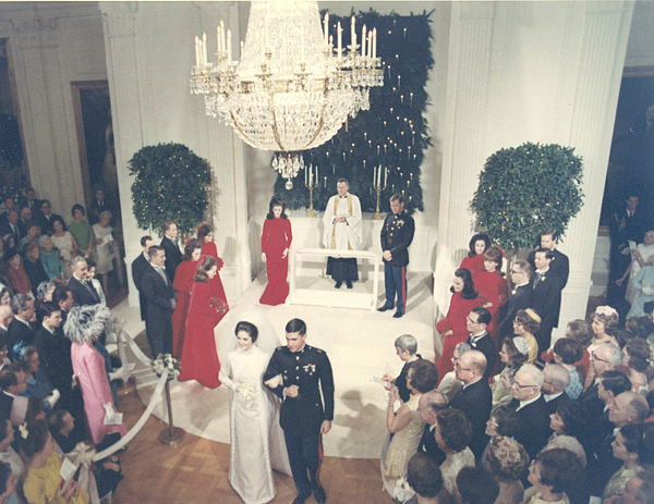 #WinterWeddingAdventCalendar #23: On December 9, 1967, First Daughter Lynda Bird Johnson married @USMC Capt. Charles Robb in the East Room of the @WhiteHouse. Geoffrey Beene made her medieval-style wedding gown and the bridesmaid gowns of 