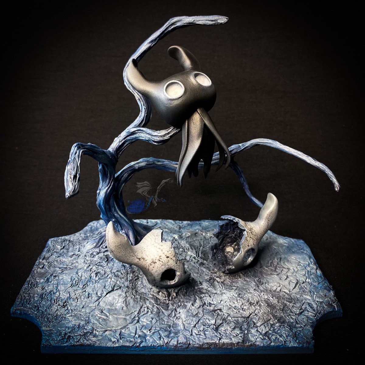 owllyn_workshop's tweet photo. New sculpture (Hollow Knight) 🤍
Materials: velvet clay, acrylic paints, wood base.

#hollowknightfanart #hollowknight #SilkSong #handmade #craft #sculpture #Sculptor #sculpt #figurine #traditionalart https://t.co/hKHefBClPE
