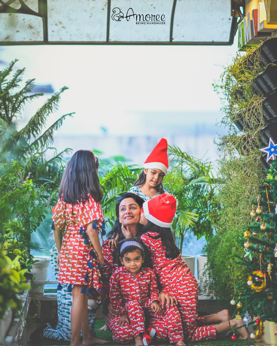 AmoreeIndia's tweet photo. Let the comfort do the talking this Christmas season. 😊

Easy-breezy night suit set, donning which your little munchkin can have fun all day long!

Sizes available: 2-3 yr, 3-4 yr, 6-7 yr ,8-9 yr, 10-11 yr
Customisation available
For queries, 📞: +91-7073732727
#amoree #kidswear https://t.co/P4kEtVuPJH