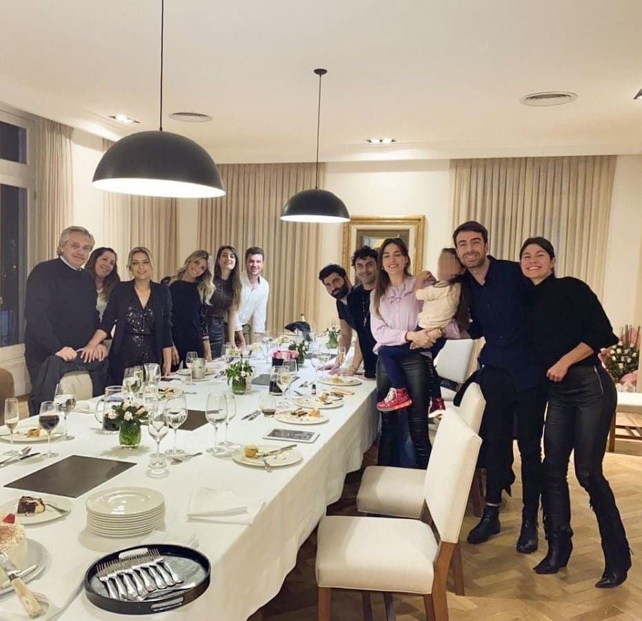 mauriciomacri's tweet image. Termina un año que en realidad son casi dos, porque se unen de manera inseparable las mentiras y las innumerables decisiones equivocadas tomadas por el Gobierno en 2020 y 2021. facebook.com/mauriciomacri/…