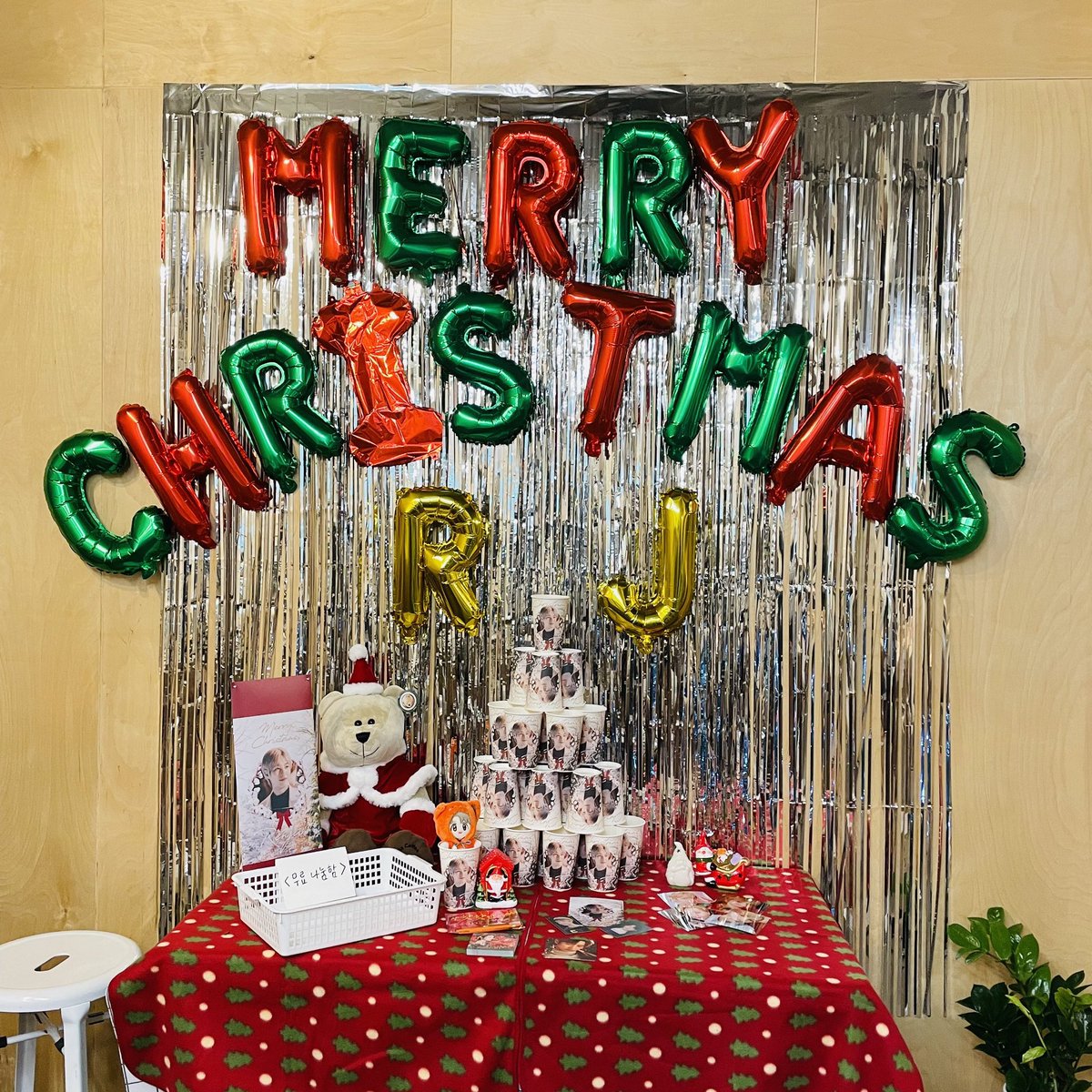 RJchristmas's tweet photo. 내일부터 2일간 런쥔 크리스마스 카페가 부산 타임슬래시에서 진행됩니다!

런쥔이와 함께 예쁘고 따뜻한 크리스마스를 보내기 위해 준비하였으니 많은 방문 부탁드립니다❤️💚

📍부산 타임슬래시
(12시 - 21시) https://t.co/uWCvTGt5Sz