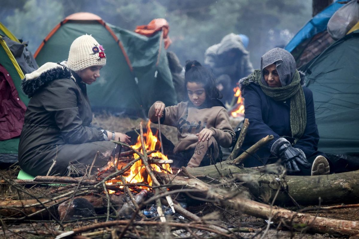 manginobrioches's tweet photo. Cara Giorgia #Meloni, caro Matteo #Salvini, cara #Lega, cari sovranisti tutti, in questo #presepe (sono profughi "attentatori di confini") mettetele voi le etichette "padre", "madre", "figlio", "fratello", visto che, dei presepi, vi interessa solo quello. E #BuonNatale https://t.co/cGQ5MSKb59
