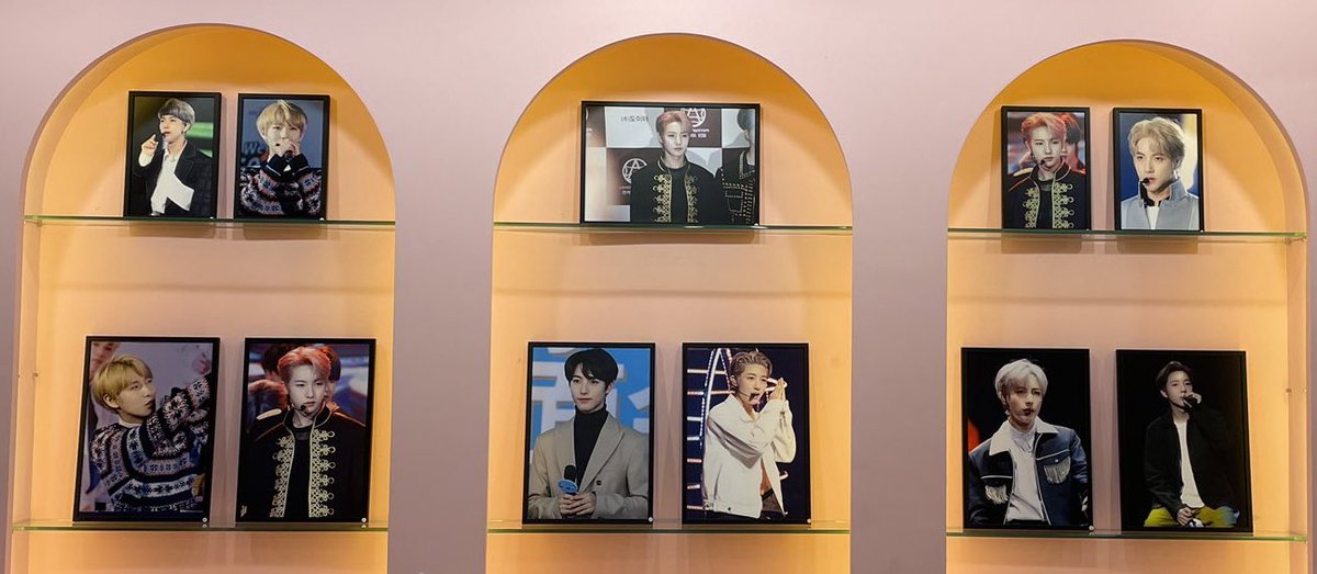 RJchristmas's tweet photo. 내일부터 2일간 런쥔 크리스마스 카페가 서울 마마즈돌에서 진행됩니다!

런쥔이와 함께 예쁘고 따뜻한 크리스마스를 보내기 ���해 준비하였으니 많은 방문 부탁드립니다❤️💚

📍서울 마마즈돌
(12시 - 21시) https://t.co/pG82rxU2yk
