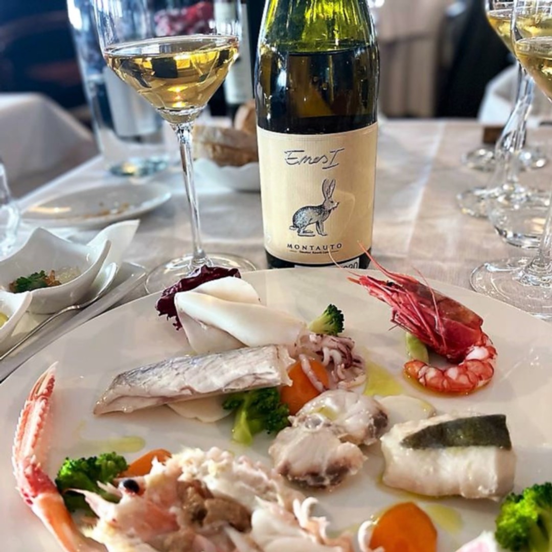 Pranzo di lavoro a La Pineta di Marina di Bibbona con Riccardo Lepri di Tenuta Montauto. Proviamo ad abbinare una vecchia annata di Enos I con misto al vapore.

#RiccardoGabriele #WineTeller