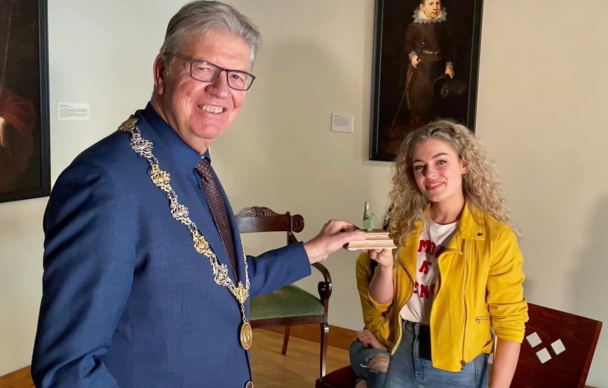 Nieuw K3tje Julia Boschman uit <a href="/Gemeente_BoZ/">Gem. Bergen op Zoom</a> ontving uit handen van burgemeester Frank Petter de Dikke Duim met een oorkonde. Vrijdagavond in Spotlight vanaf 19 uur het complete interview en muziek van de dames.