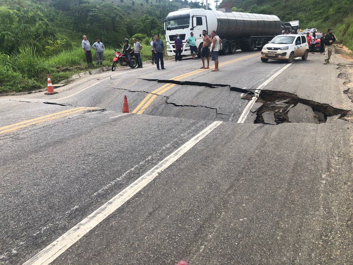 PRF191ES's tweet photo. 🚧INTERDIÇÃO TOTAL EM RAZÃO DAS FORTES CHUVAS🚧

Em EUNÁPOLIS/BA, na BR 101, km 730.

Ocorre uma interdição total, em virtude de depressão na faixa de rolamento da rodovia, em virtude das fortes chuvas que caem na região. Equipe PRF e Engenheiro do DNIT no local. https://t.co/l3fLhhbxZS